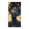 Visuel de la serviette Luz Dorada : portrait féminin stylisé avec éclats dorés et motifs spirituels, art numérique imprimé à la demande.