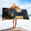 Visuel de la serviette Luz Dorada : portrait féminin stylisé avec éclats dorés et motifs spirituels, art numérique imprimé à la demande.