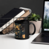 Mug en céramique noir brillant – design épuré sur fond neutre