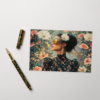 Carte postale illustrée d’une femme en robe fleurie, lunettes dorées et fond de fleurs éclatantes, œuvre digitale poétique.