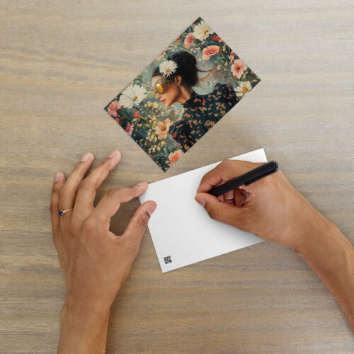 Carte postale illustrée d’une femme en robe fleurie, lunettes dorées et fond de fleurs éclatantes, œuvre digitale poétique.